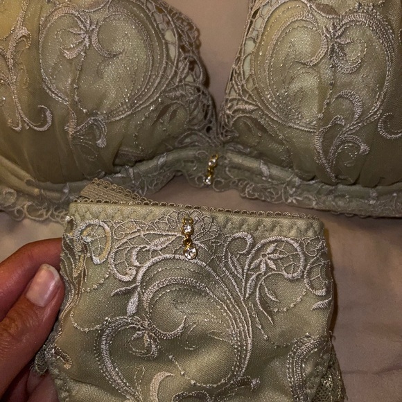 Lacey lingerie - Picture 2 of 4